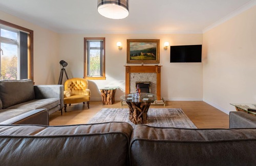 East Lewiston Villa | Beautiful private villa for 8 guests with hot tub, WIFI, TV, patio, panoramic view and parking