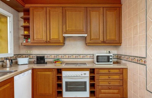 Nueva Andalucia Villa | Beautiful private villa for 8 people with A/C, WIFI, private pool, TV, patio and parking