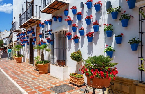 Nueva Andalucia Villa | Beautiful private villa for 8 people with A/C, WIFI, private pool, TV, patio and parking