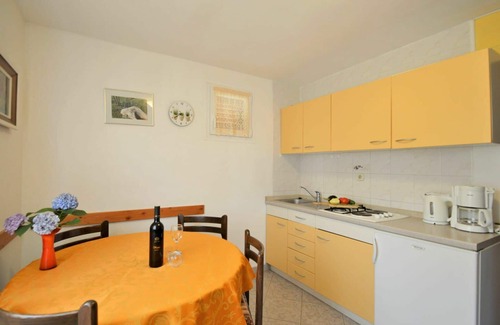 Mali Vareski House | Beautiful private villa for 4 guests with A/C, WIFI, TV, terrace, pets allowed and parking