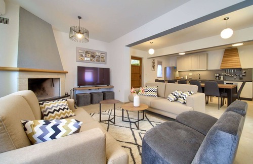 Senj House | Beautiful private villa for 12 people with private pool, hot tub, A/C, WIFI, TV, terrace and par.
