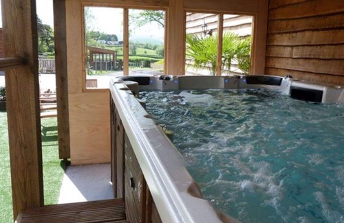 Brecon House | Beautiful private villa for 8 guests with WIFI, TV, patio, panoramic view and parking
