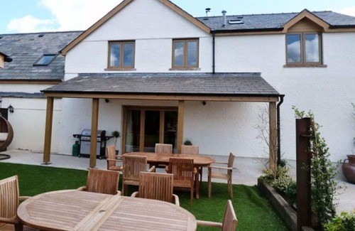 Brecon House | Beautiful private villa for 8 guests with WIFI, TV, patio, panoramic view and parking