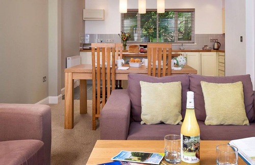 Carnon Downs House | Beautiful private villa for 4 guests with WIFI, pool, TV and pets allowed