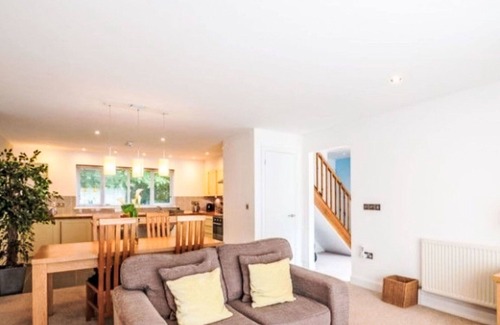Carnon Downs House | Beautiful private villa for 4 guests with WIFI, pool, TV and pets allowed