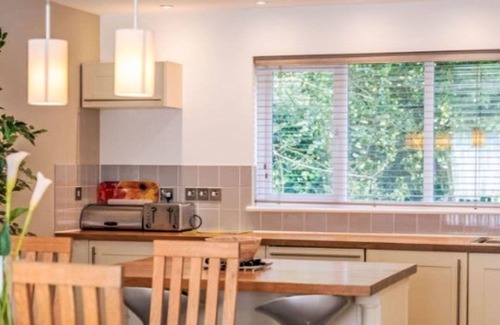 Carnon Downs House | Beautiful private villa for 4 guests with WIFI, pool, TV and pets allowed