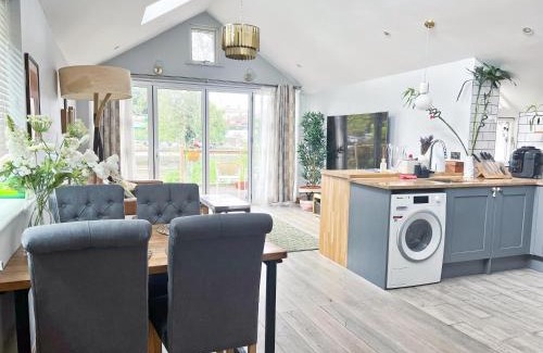 Twickenham Riverside Villa | Beautiful&quite warehouse