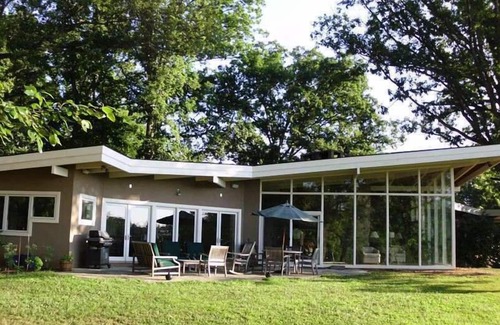 Charlottesville House | Beautiful, Relaxing Getaway for Family and Friends