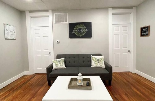 Franklin House | Beautiful Remodel in Franklin, 2bd/2 Full Baths!