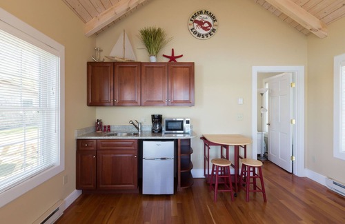 Edgecomb Cottage | Beautiful River front 1 bedroom Cottage