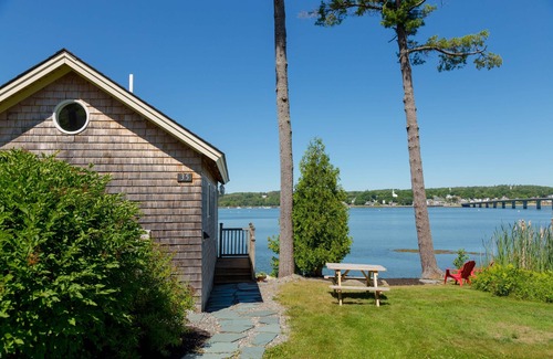 Edgecomb Cottage | Beautiful River front 1 bedroom Cottage