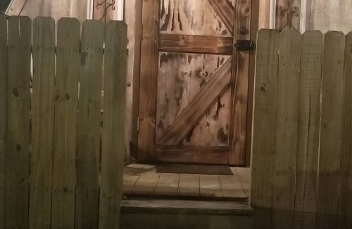 Fort Pierce Villa | Beautiful Rustic Decor - The Den