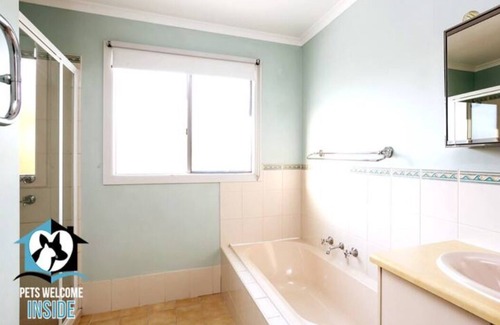 Encounter Bay House | Beautiful Sea & Lake Views - Sleeps 12!