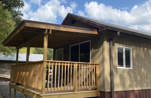 Elizabethton Cabin | Beautiful Serene Studio Cabin!