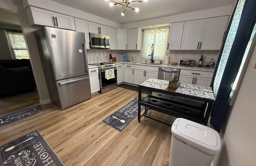 Allouez House | Beautiful Serenity in Green Bay, WI!n3 bedrooms/1 bath FULLY furnished house.