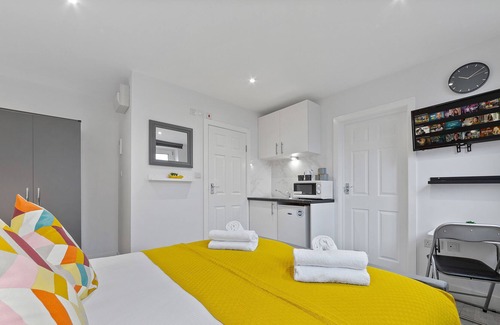 Penge Apartment | Beautiful Serviced Room Crystal Palace London SE20
