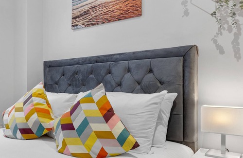 Penge Apartment | Beautiful Serviced Room Crystal Palace London SE20