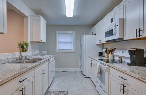 Bristol House | Beautiful Spacious 3 BR Home Near Shops & Hospital