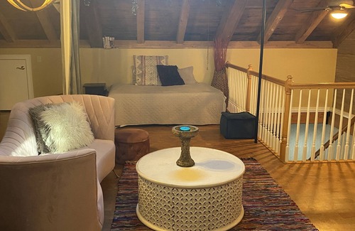 Windsor House | Beautiful Spacious Loft Style Townhome, 10 mins from train station and airport!