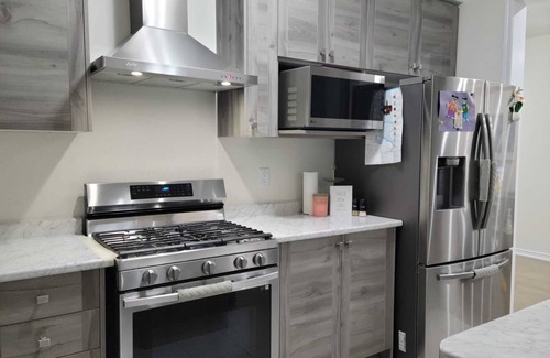 Thorold House | Beautiful Sunfilled spacious Modern Home