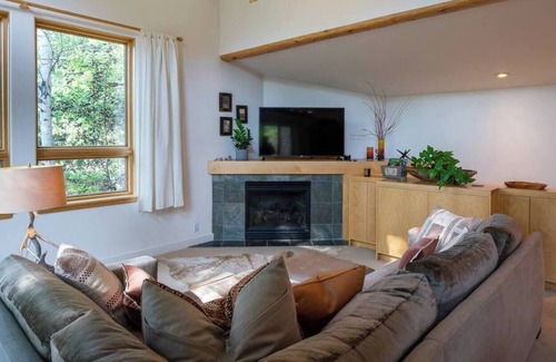 Sun Valley House | Beautiful Treehouse Retreat in Ketchum/Sun Valley. Hot Tub and nearby trails!