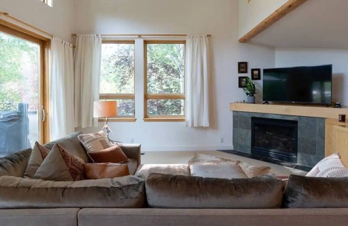 Sun Valley House | Beautiful Treehouse Retreat in Ketchum/Sun Valley. Hot Tub and nearby trails!