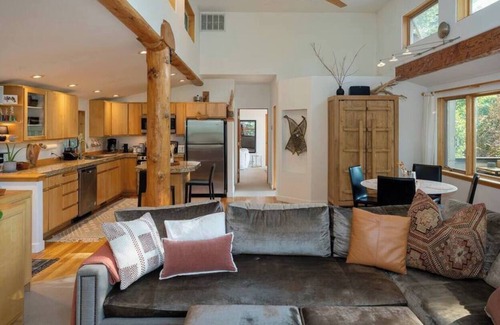 Sun Valley House | Beautiful Treehouse Retreat in Ketchum/Sun Valley. Hot Tub and nearby trails!