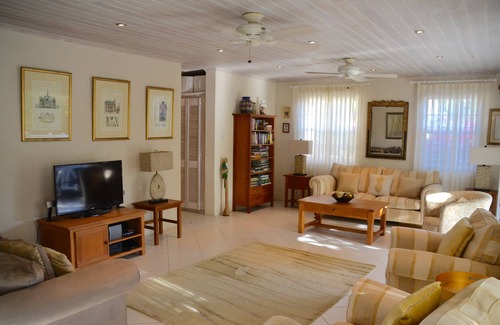 Clinketts Villa | Beautiful two bedroomed single story house with large private pool