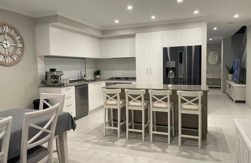 Jindalee House | Beautiful Two Story Beachside House