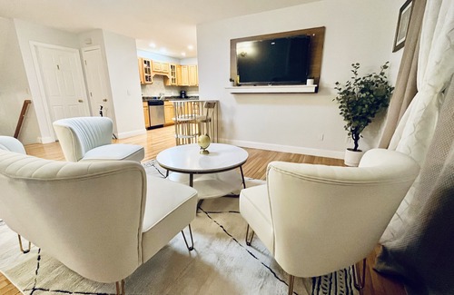 Worcester House | Beautiful two-story home close to downtown worcester 5beds-4bedroom