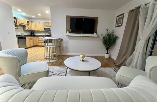 Worcester House | Beautiful two-story home close to downtown worcester 5beds-4bedroom