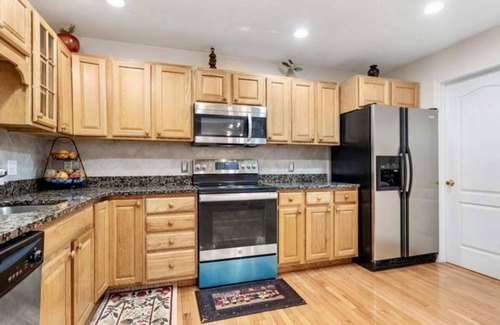 Worcester House | Beautiful two-story home close to downtown worcester 5beds-4bedroom