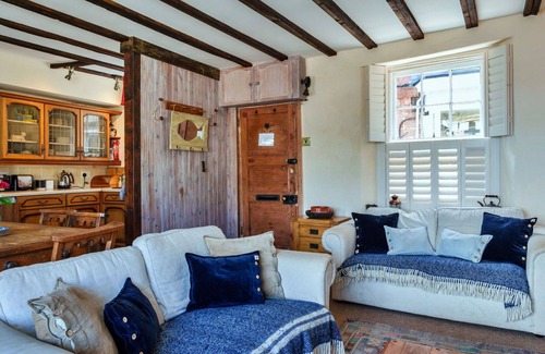 Kingsand House | Beautiful villa for 6 guests with WIFI, terrace, pets allowed and parking