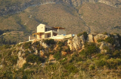 Kateleios Villa | Beautiful villa in a totally stunning location over looking sandy beach.