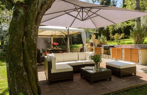 Oltrarno Villa | Beautiful Villa, in Florence, shared pool, 12 guests, wifi, parking