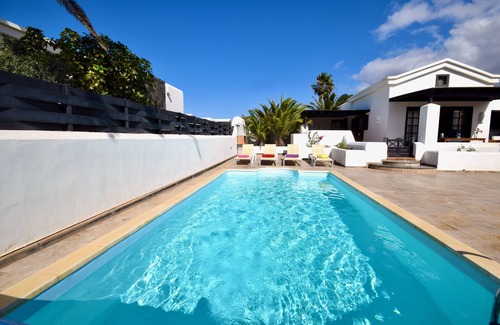 Montana Roja Villa | Beautiful villa & Private pool & Free wifi& parking & BBC international channels