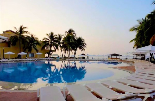 Ixtapa Villa | Beautiful villa steps from the beach/Tesoro Ixtapa