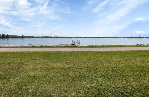 Millersport House | Beautiful waterfront lakehouse - Dock, Screened in patio, Bar, 4 bedroom, 5 bath