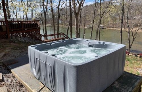 Cadiz House | Beautiful Waterfront with Dock Firepit Hot tub