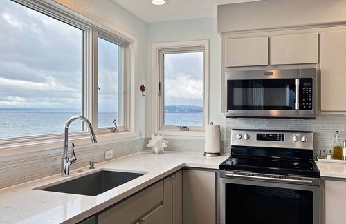Greenbank House | Beautiful Whidbey Island Waterfront 2 Bedroom, 2 Bath home, Sleeps 6