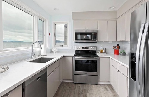 Greenbank House | Beautiful Whidbey Island Waterfront 2 Bedroom, 2 Bath home, Sleeps 6