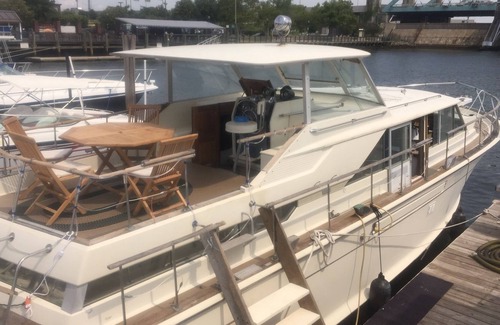 Fox Point Boat Rental | Beautiful Yacht/Houseboat in Downtown Providence