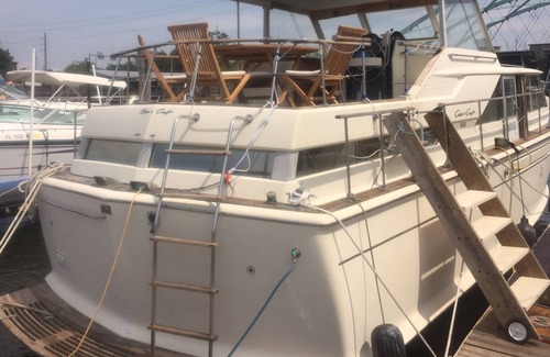 Fox Point Boat Rental | Beautiful Yacht/Houseboat in Downtown Providence