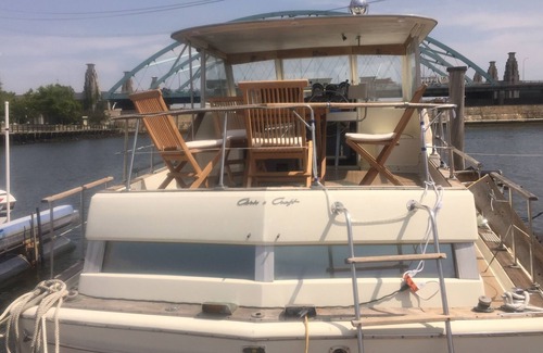 Fox Point Boat Rental | Beautiful Yacht/Houseboat in Downtown Providence