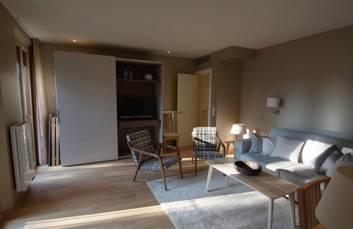 Old Town House | Beautifully furnished luxury two bedroom apartment in Barri Vell, Girona