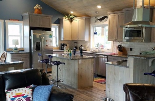 Charlestown House | Beautifully Renovated, Central AC, wash/dryer, dishwasher, New Appliances.