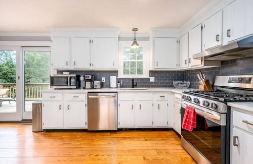 East Dennis House | Beautifully renovated 5br3ba 2 living room walk to bars restaurant and beach