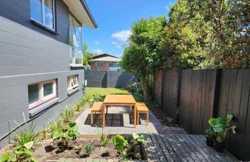 Blenheim House | Beautifully renovated townhouse, easy walk to CBD