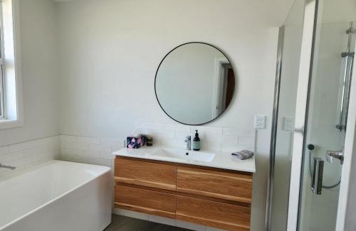 Blenheim House | Beautifully renovated townhouse, easy walk to CBD