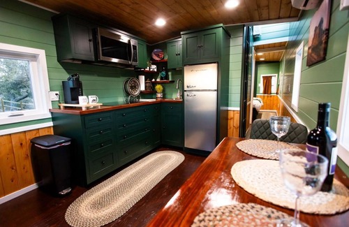 Golden Hills House | Beautifully Renovated Yellow Union Pacific Caboose, Tehachapi Overlooking Cable